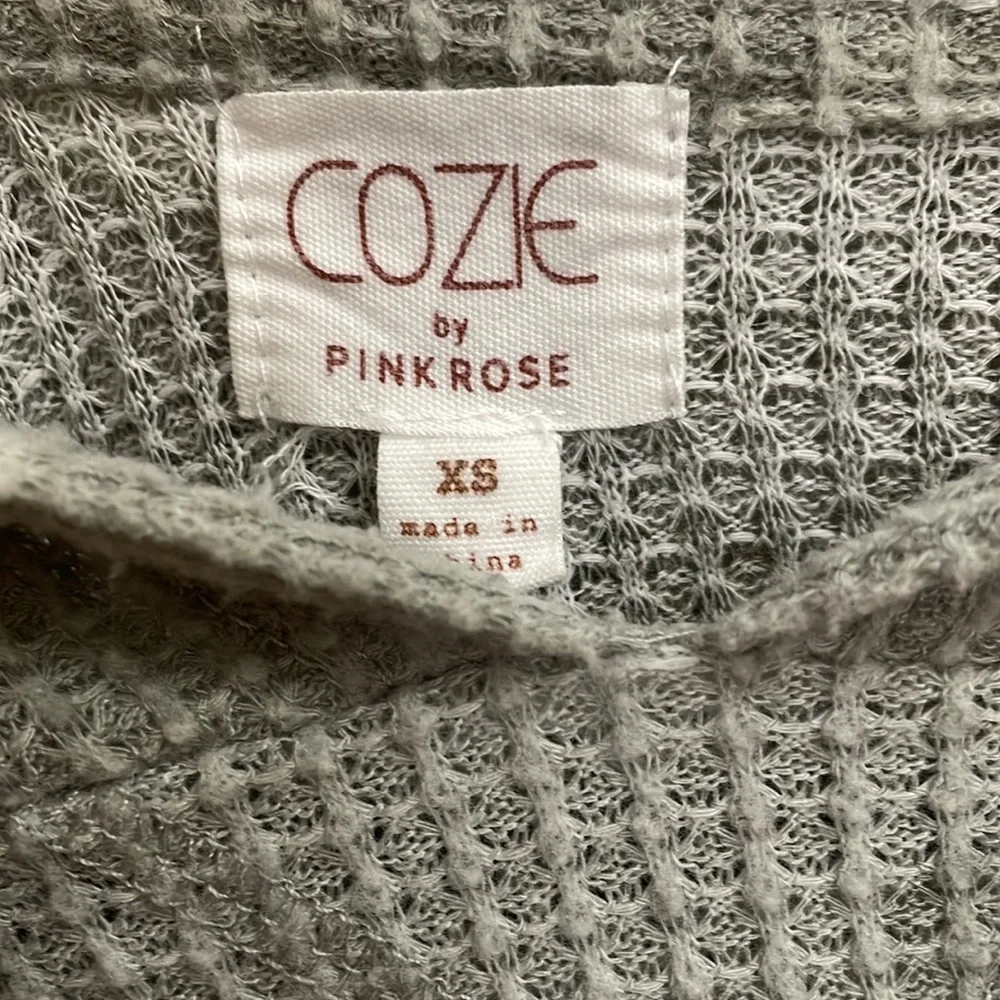 Cozie camo cropped hoodie.  XS - Picture 3 of 5